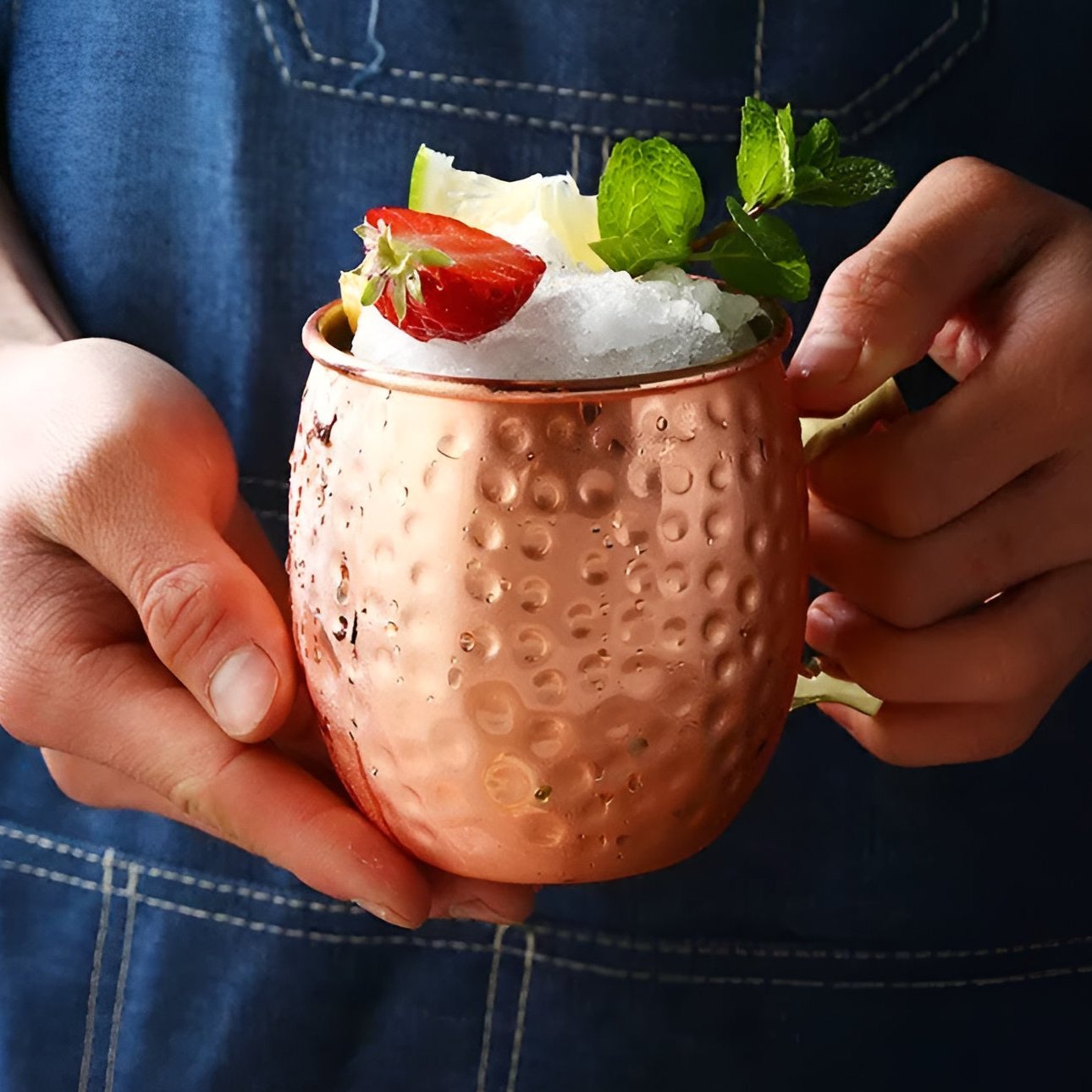 Kupferbecher mit Hammerschlag und Messinggriff für elegante Cocktails