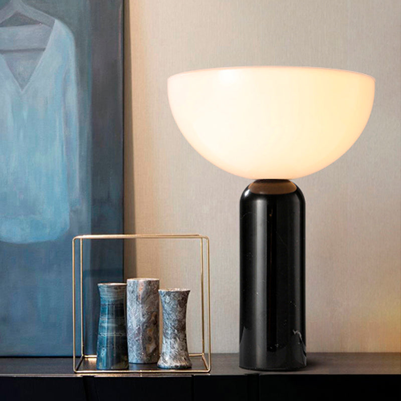 Lampa LumaStone z marmuru z elegancką podstawą i ambientowym światłem