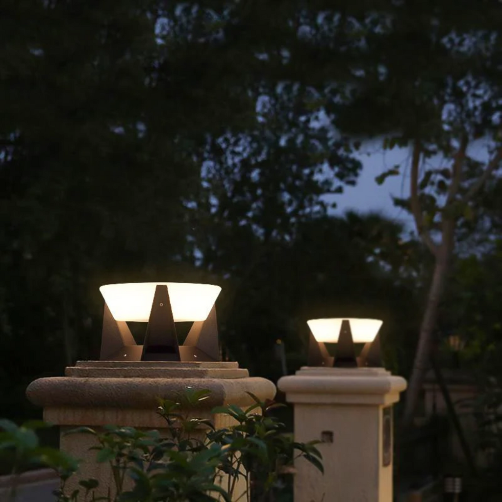 چراغ باغی سولاراگلو با انرژی خورشیدی و نور گرم LED برای فضاهای بیرونی