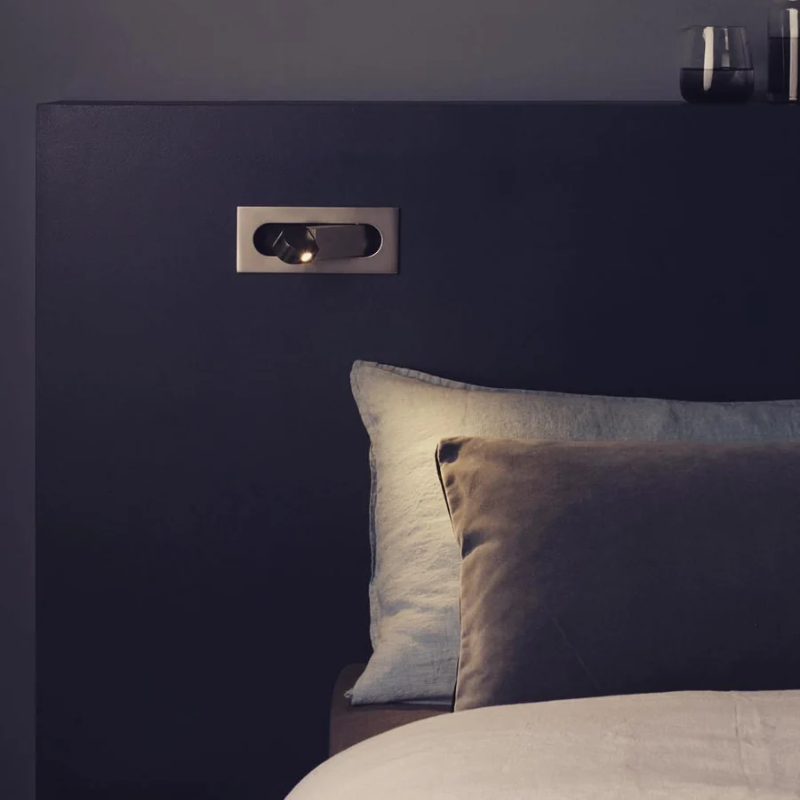 NyraLume Halo LED nástěnná lampa na čtení u postele s ambientním podsvícením