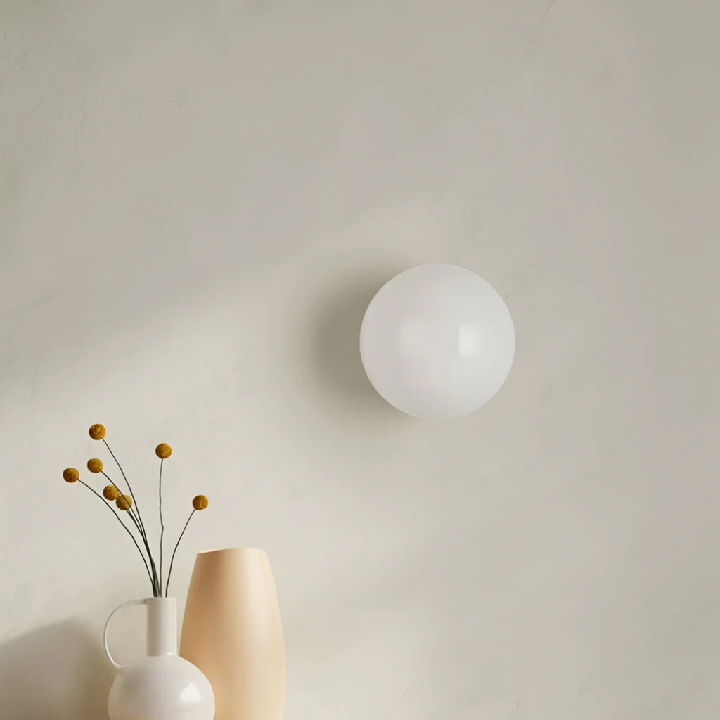 چراغ دیواری شیشه‌ای اورلیا با نور LED گرم و پخش‌شده