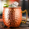 Kupferbecher mit Hammerschlag und Messinggriff für elegante Cocktails
