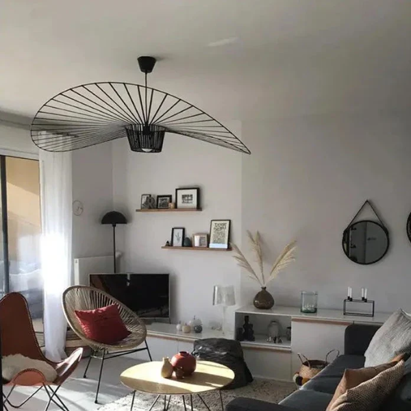 Závěsná lampa HaloTop Hat v černozlaté barvě s teplým světlem