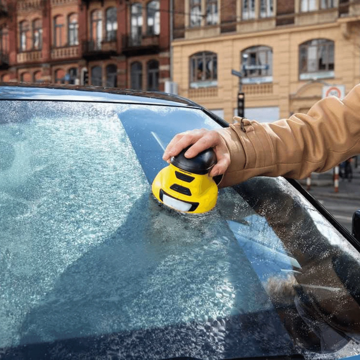 Automatisk opvarmet isskraber til forrude til biler med effektiv fjernelse af sne