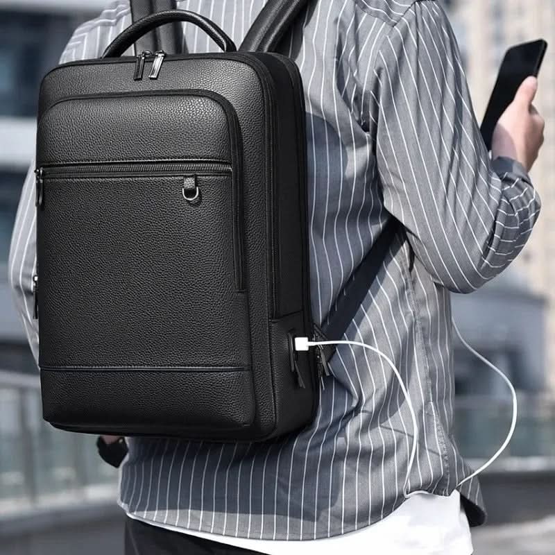 Elegantní kožený batoh s USB portem pro 15,6palcový notebook, černý