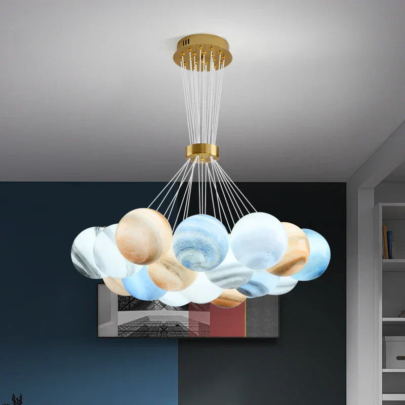 Lustr Celeste Orbs s mléčnými koulemi a zlatým kroužkem na kabelu