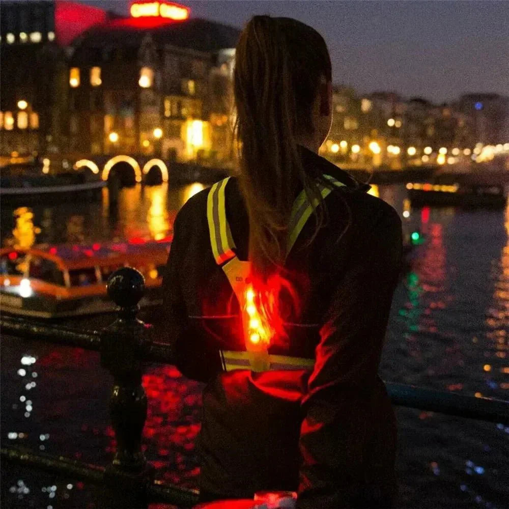 LumaRun Gilet Riflettente Regolabile a LED per Corsa Notturna