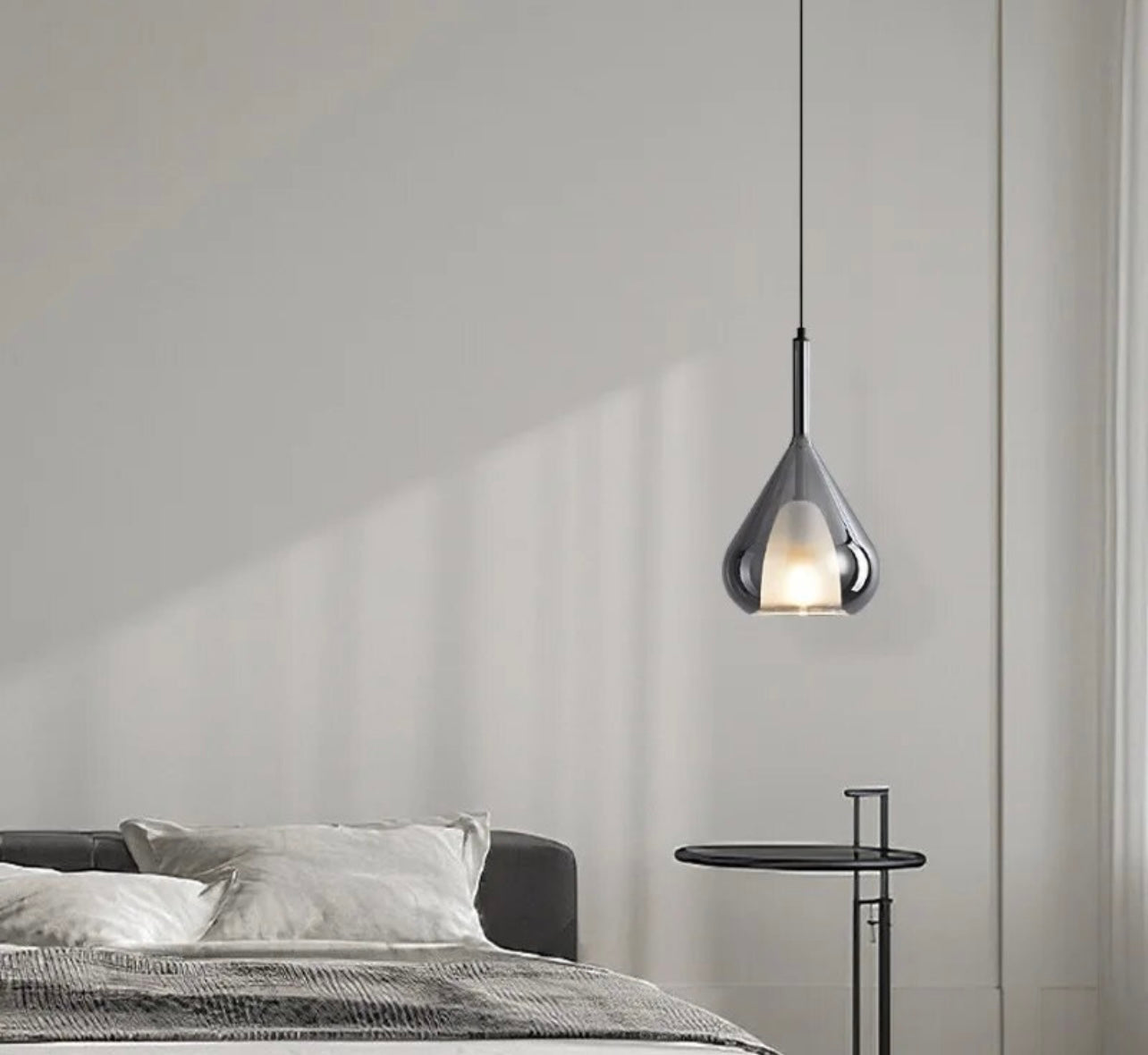 Minimalistické chromové závěsné lampy ve tvaru kapky pro moderní interiéry