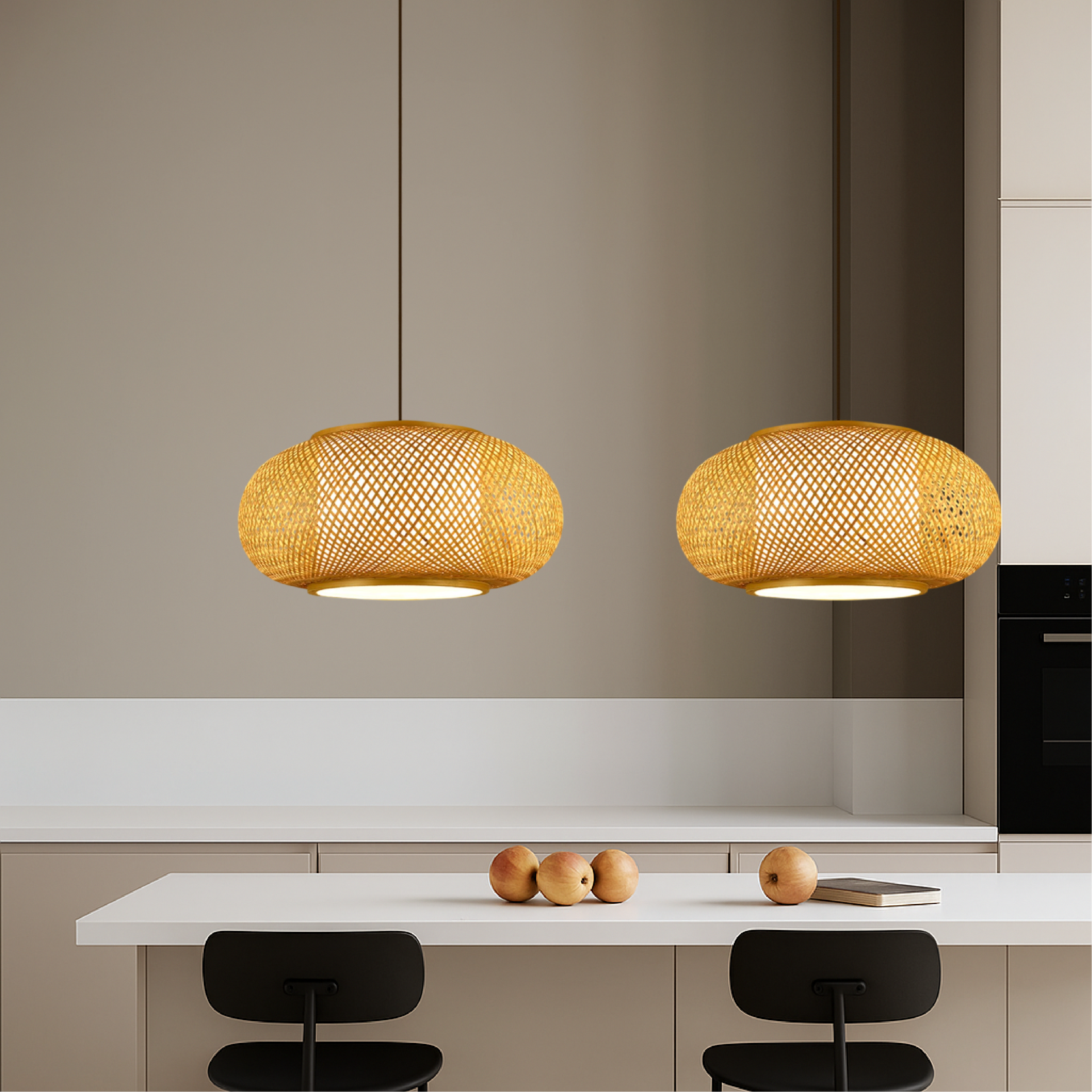 Lampada a sospensione Birano in bambù con paralume a trama aperta e luce soffusa