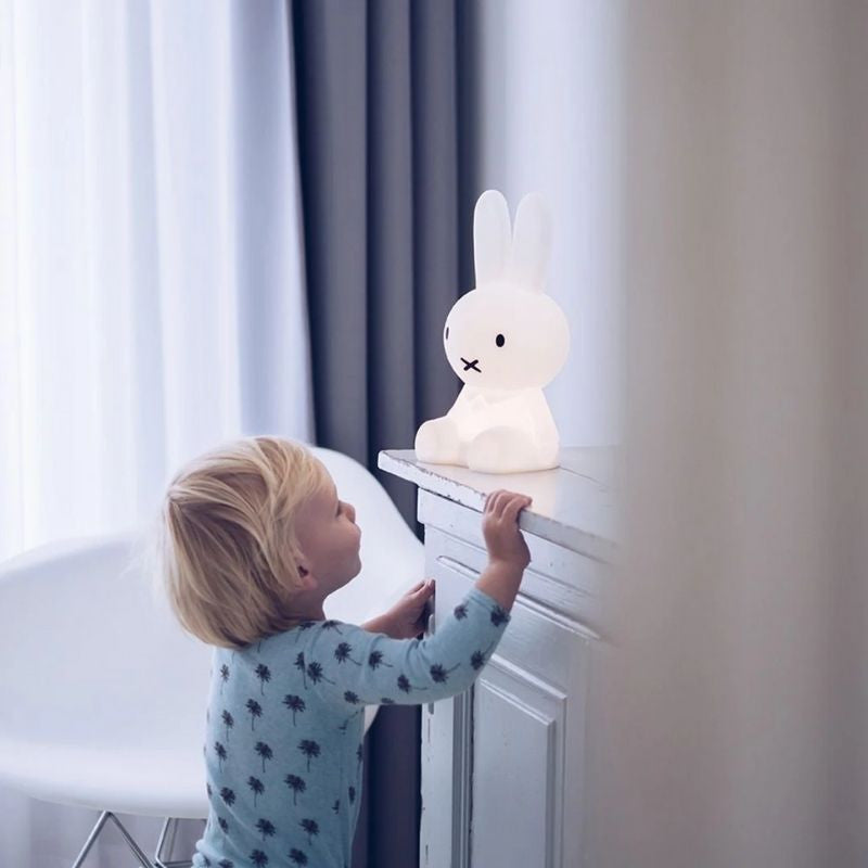 Lampada da tavolo CozyGlow con luce notturna per camere dei bambini, luce soffusa