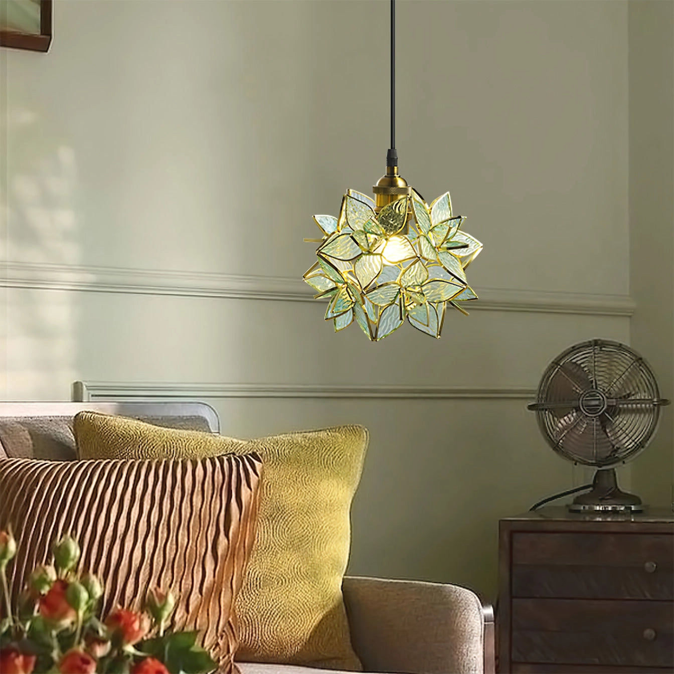 Závěsná lampa z mušle Capiz ručně vyrobená pro moderní a klasické interiéry