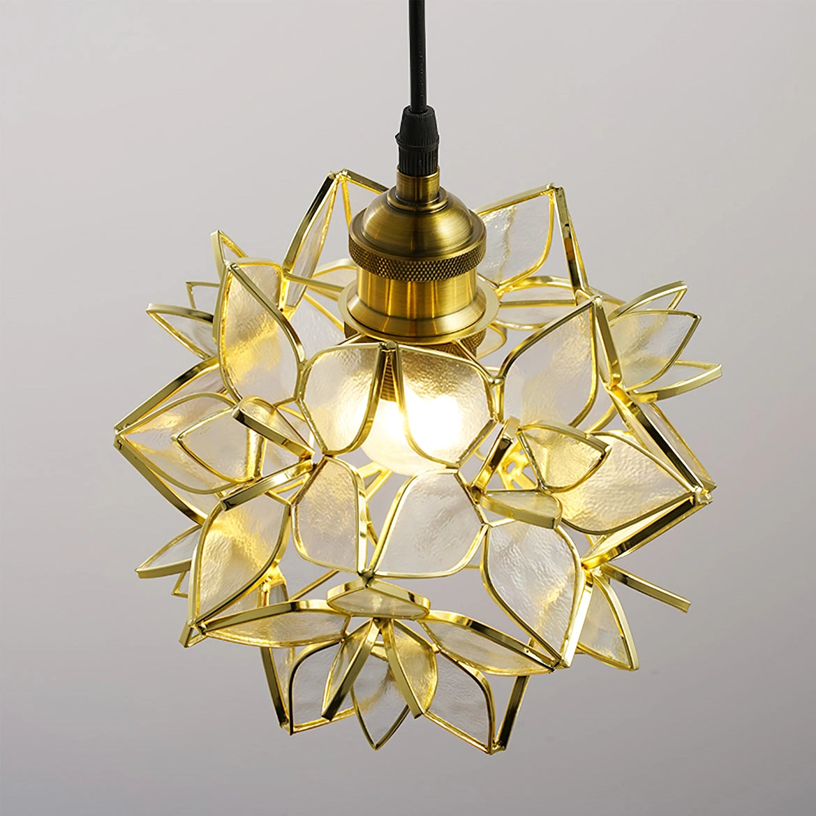 Závěsná lampa z mušle Capiz ručně vyrobená pro moderní a klasické interiéry