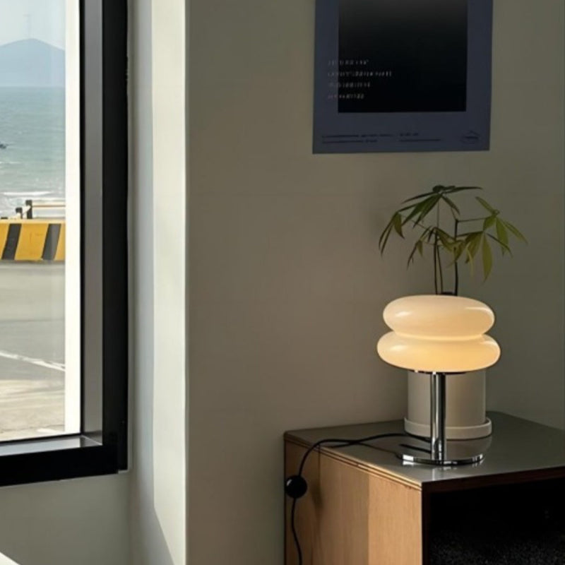 Lampa stołowa LumaStack w stylu Bauhaus z kolorowego szkła z układem cylindrów w stos