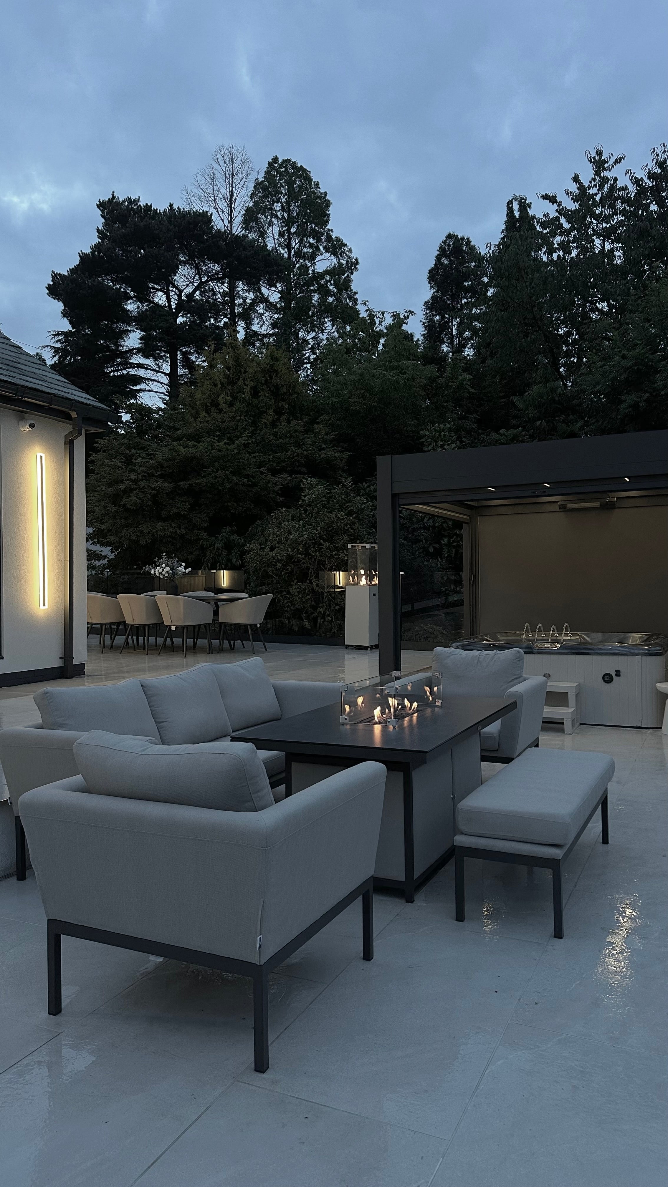 AstraLux Aluminum Long Strip Outdoor LED Wall Light for Exterior