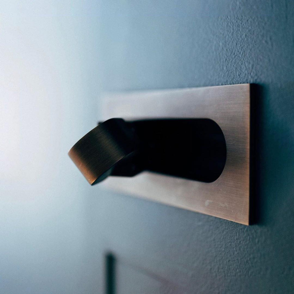 NyraLume Halo LED nástěnná lampa na čtení u postele s ambientním podsvícením