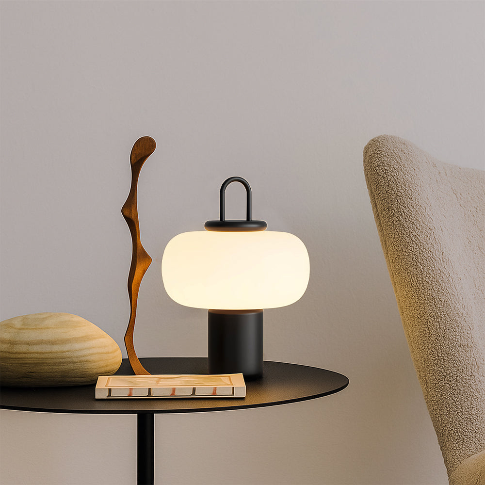 Nyra Nordic minimalistická stolní lampa na noční stolek