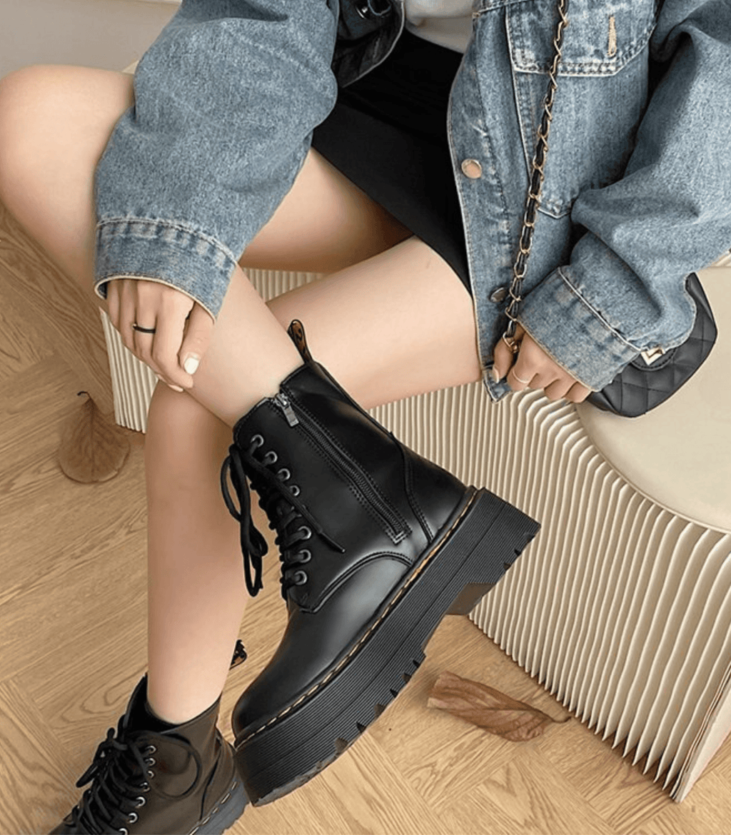 Platform Combat Boots In Black Leather With Lace Up Design