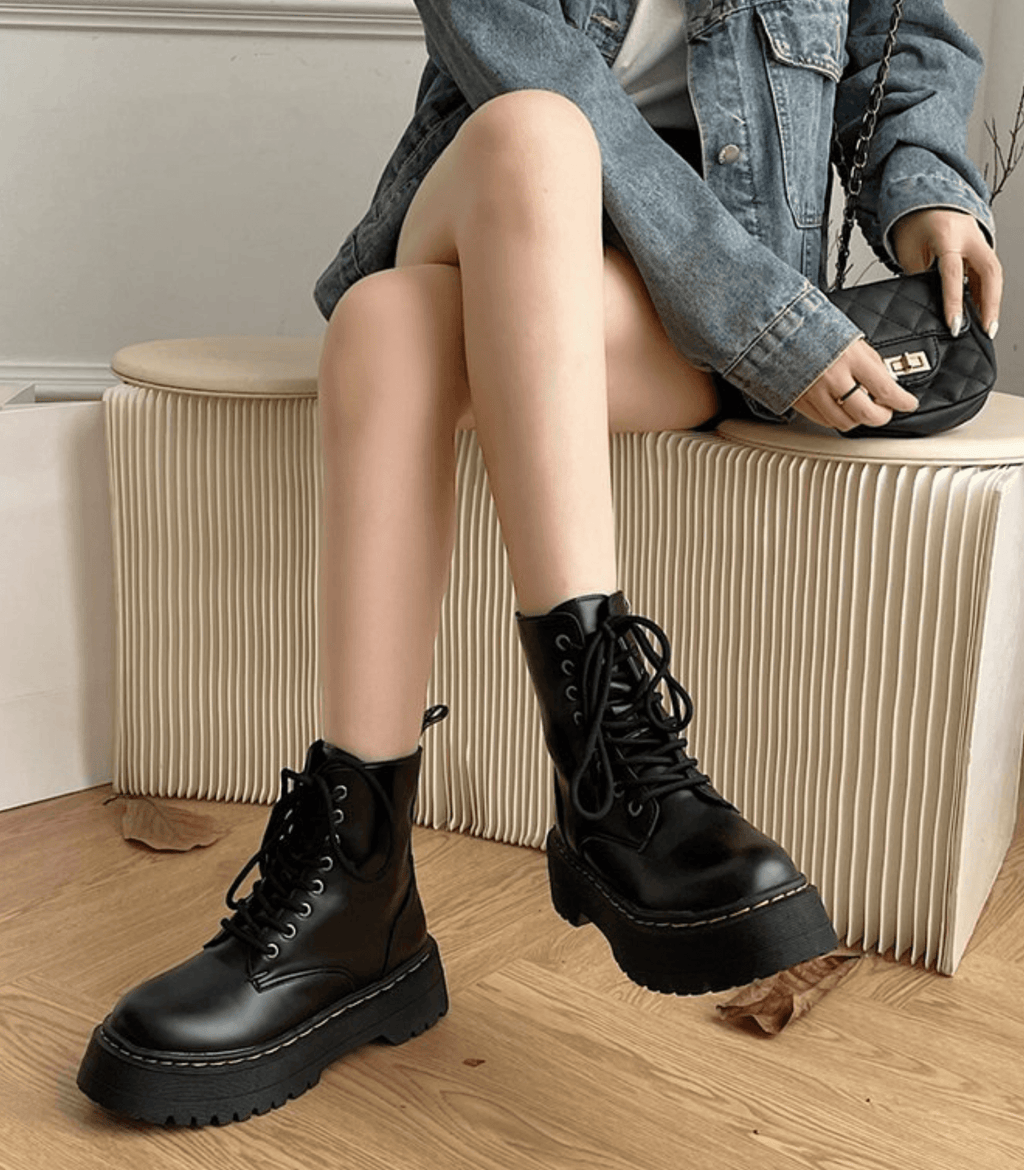 Platform Combat Boots In Black Leather With Lace Up Design