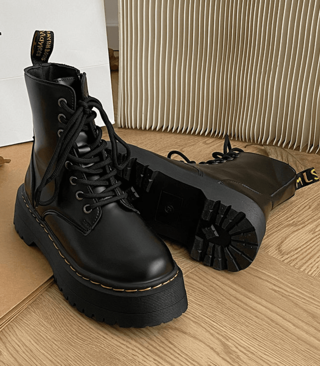 Platform Combat Boots In Black Leather With Lace Up Design