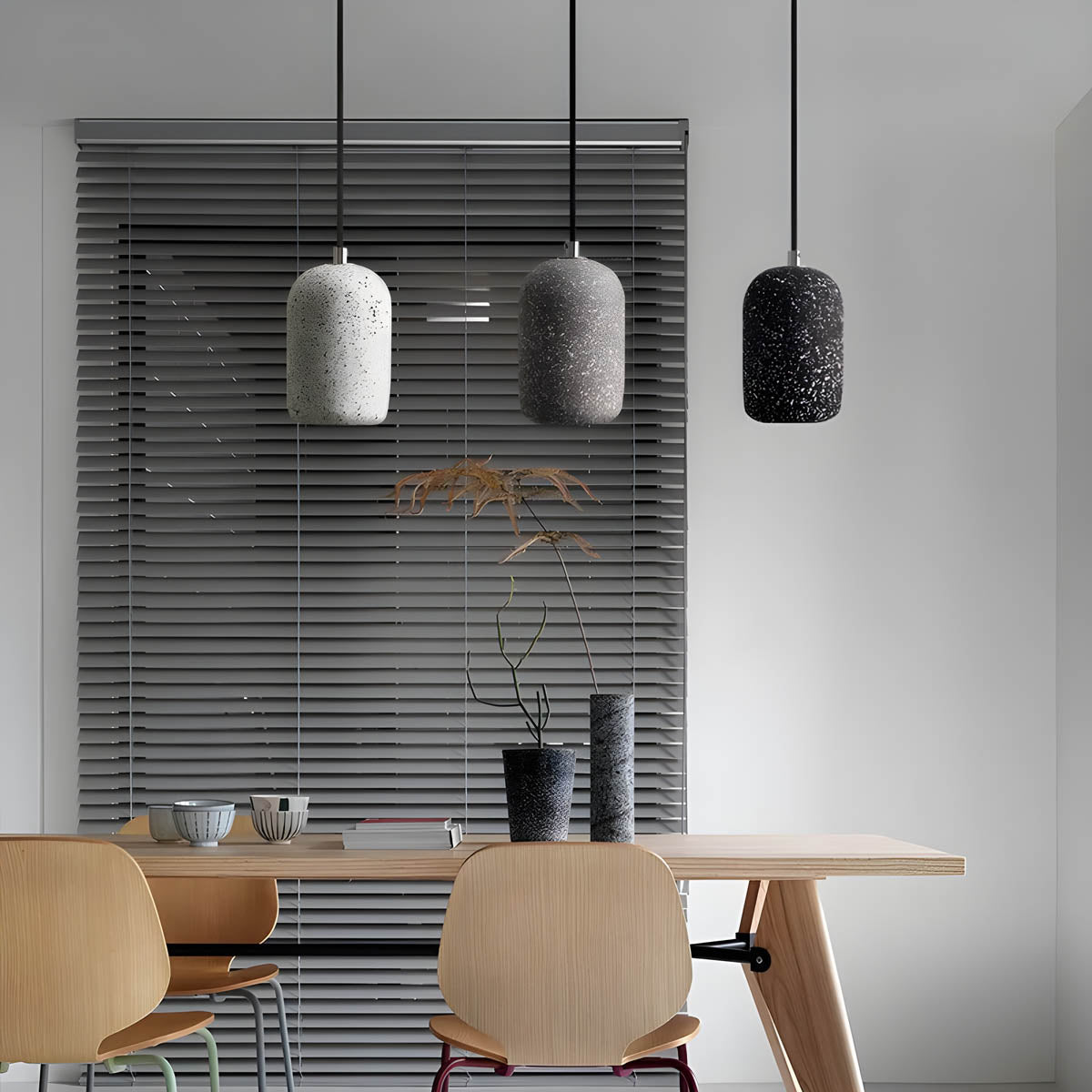Lampa wisząca Averin z żelaza z wyrazistym industrialnym wykończeniem