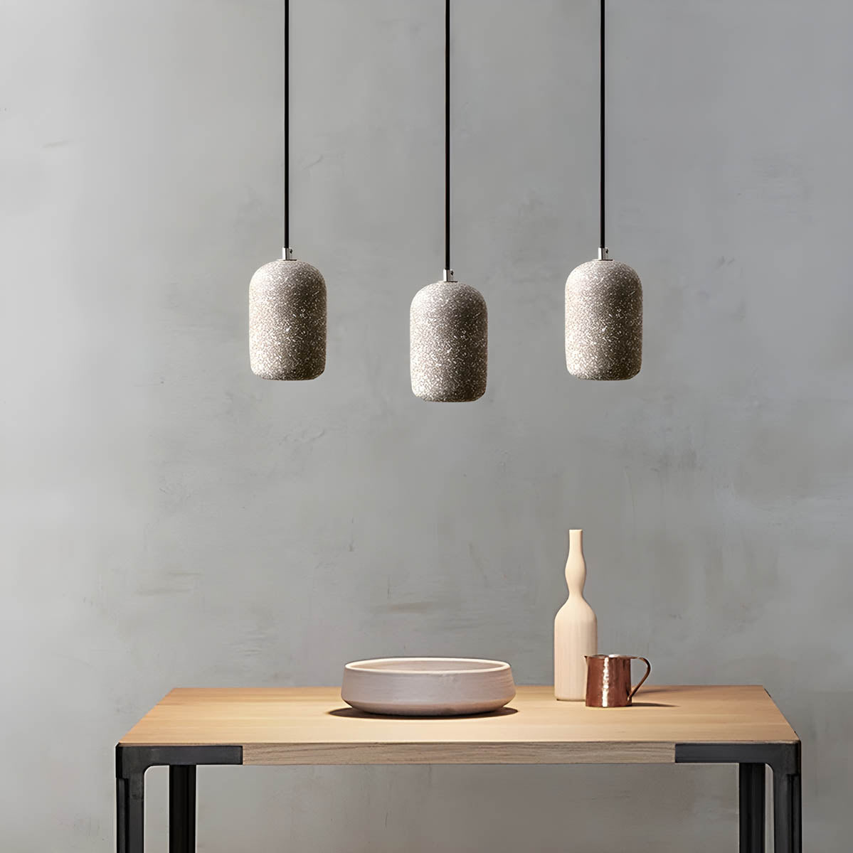 Lampa wisząca Averin z żelaza z wyrazistym industrialnym wykończeniem