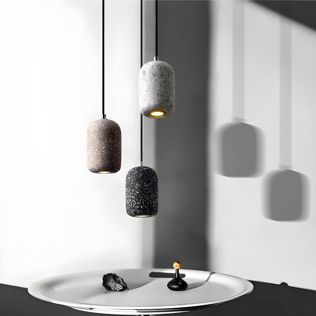 Lampa wisząca Averin z żelaza z wyrazistym industrialnym wykończeniem
