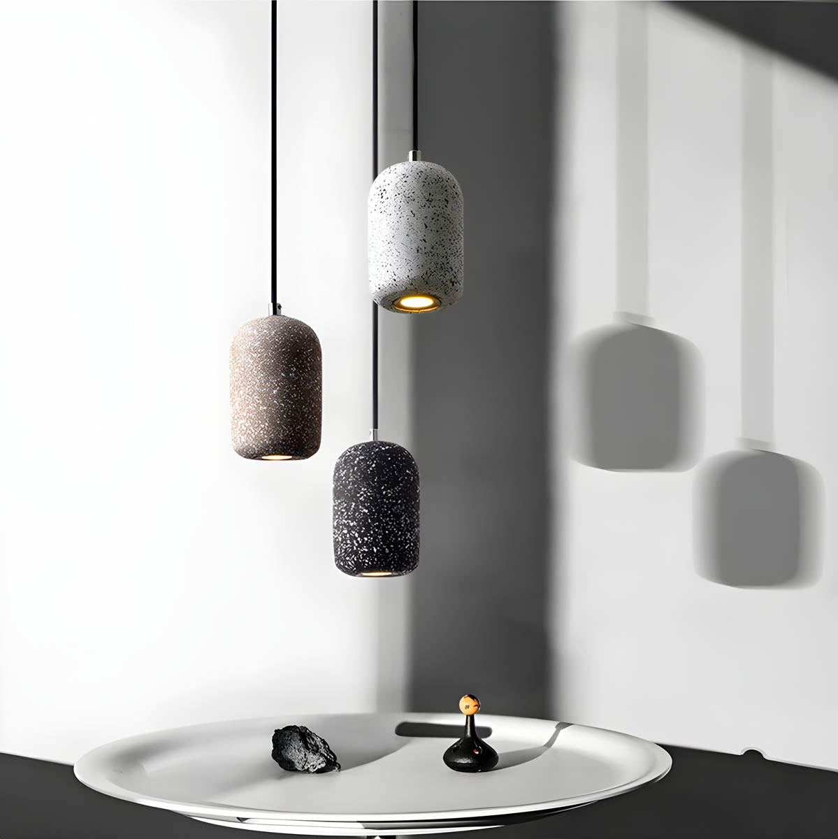 Lampa wisząca Averin z żelaza z wyrazistym industrialnym wykończeniem
