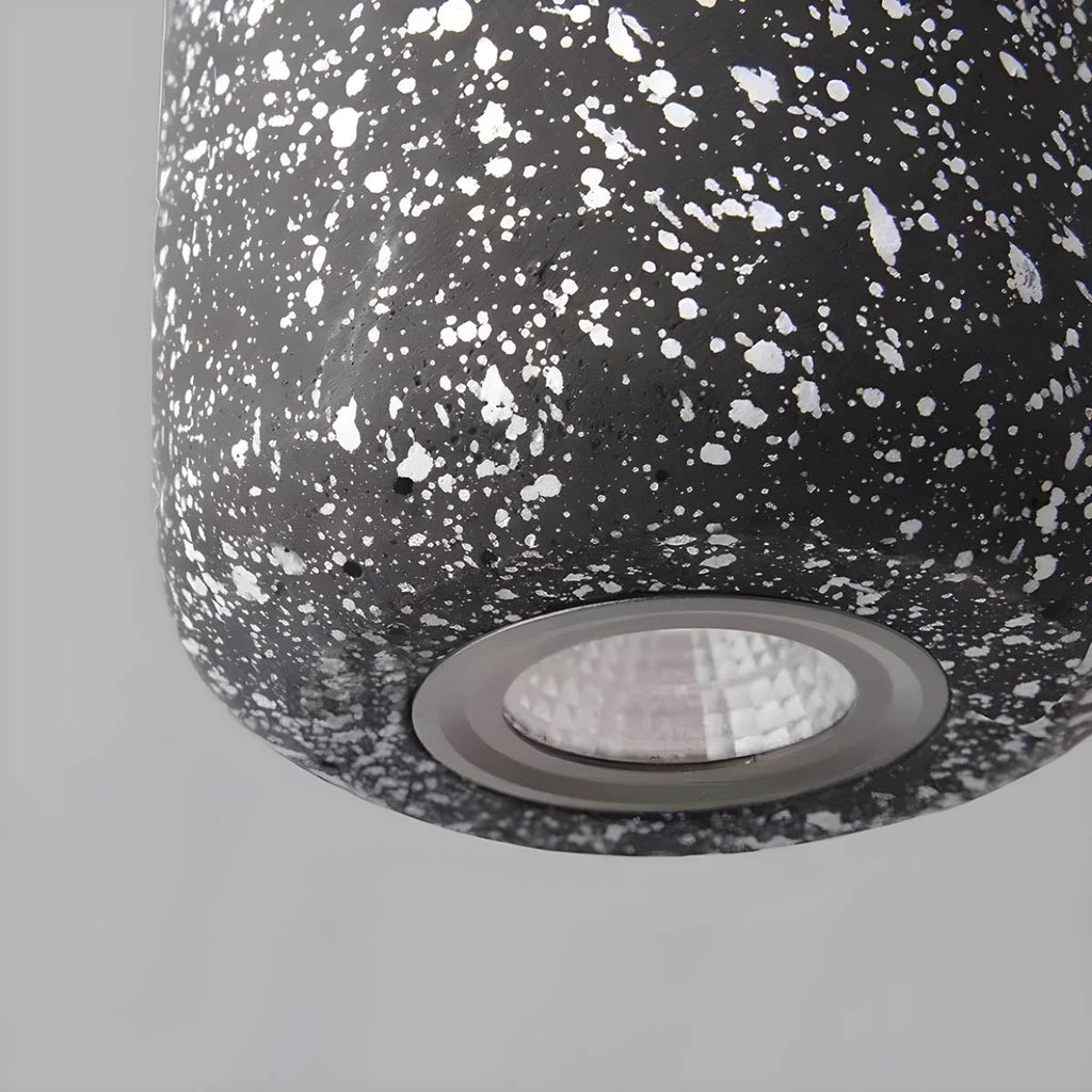 Lampa wisząca Averin z żelaza z wyrazistym industrialnym wykończeniem