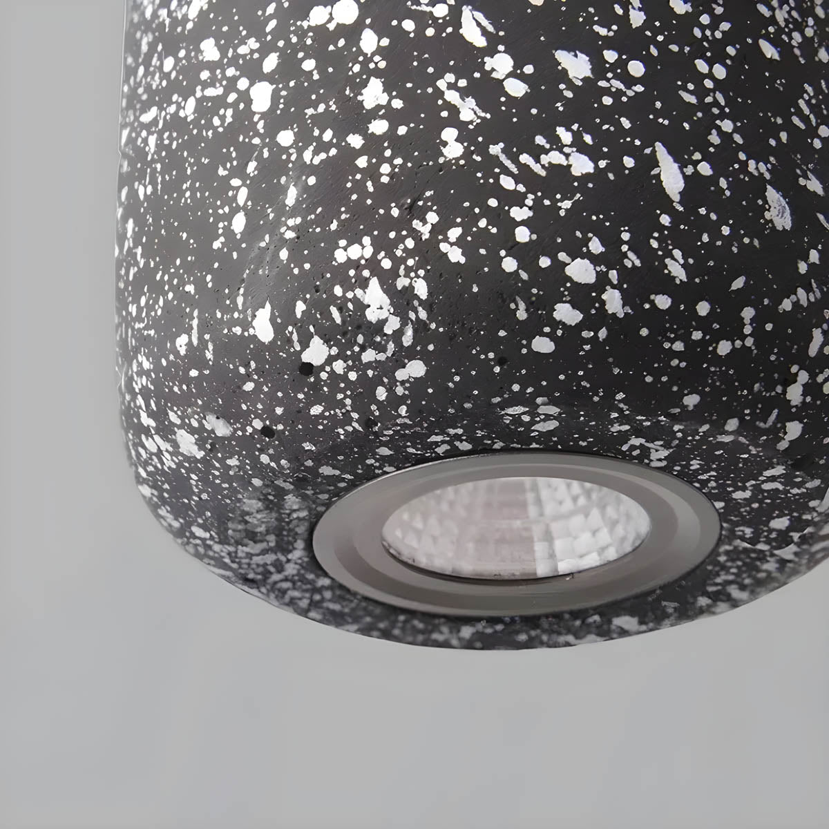 Lampa wisząca Averin z żelaza z wyrazistym industrialnym wykończeniem