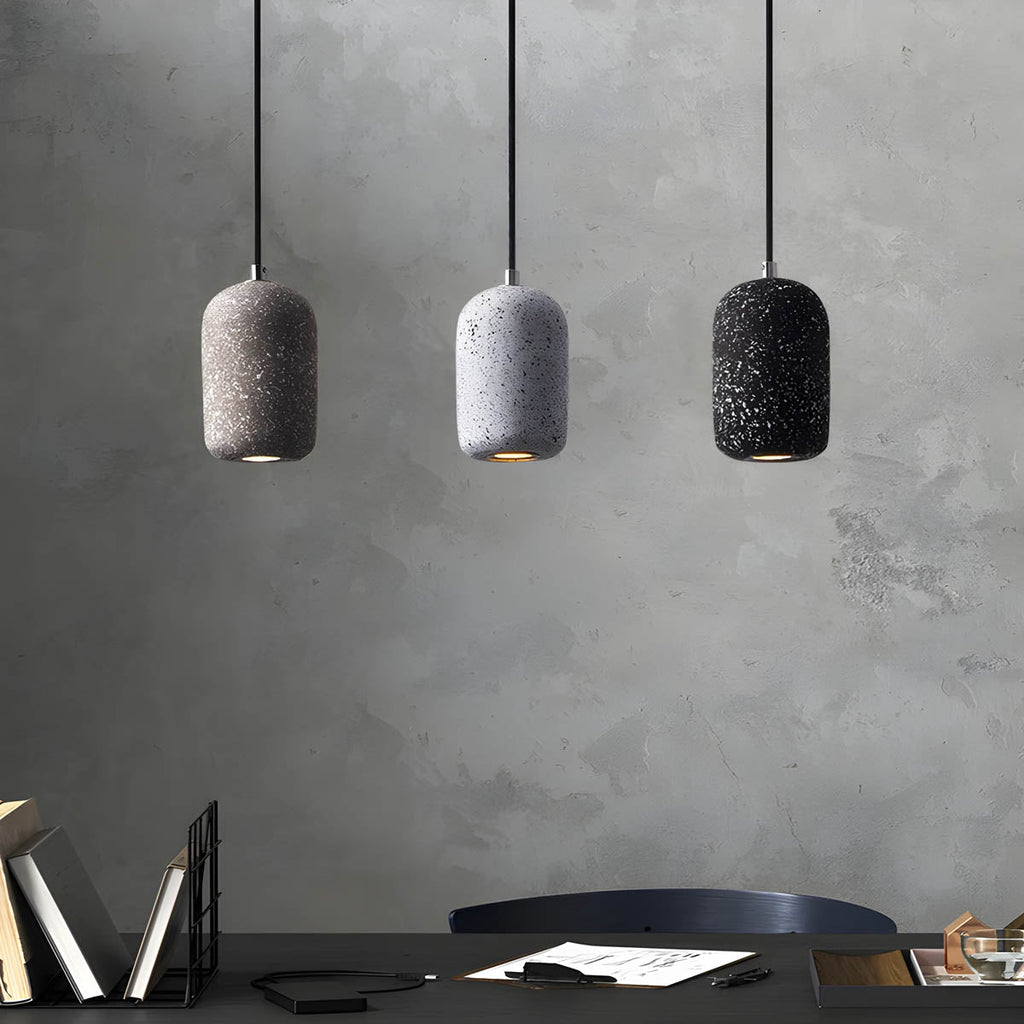 Lampa wisząca Averin z żelaza z wyrazistym industrialnym wykończeniem
