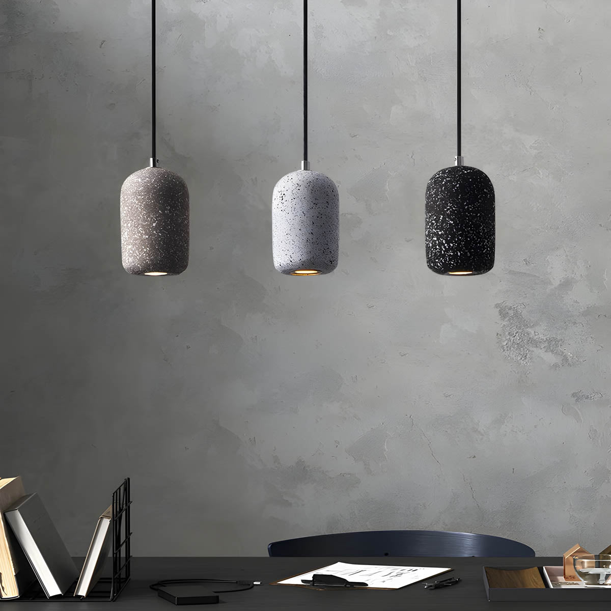 Lampa wisząca Averin z żelaza z wyrazistym industrialnym wykończeniem