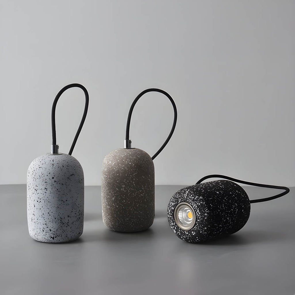 Lampa wisząca Averin z żelaza z wyrazistym industrialnym wykończeniem