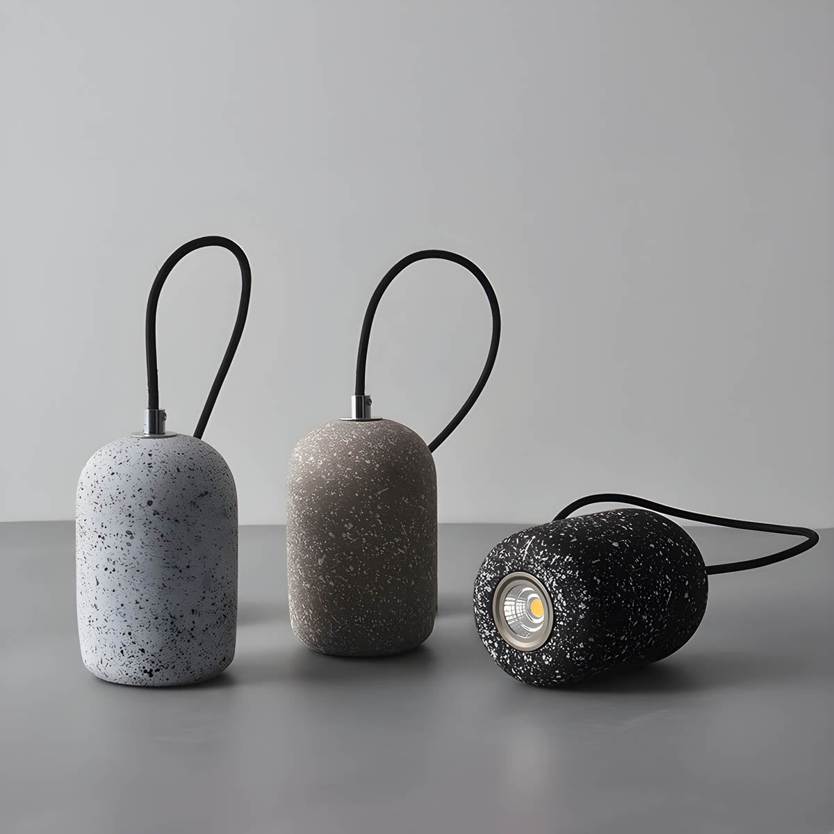 Lampa wisząca Averin z żelaza z wyrazistym industrialnym wykończeniem
