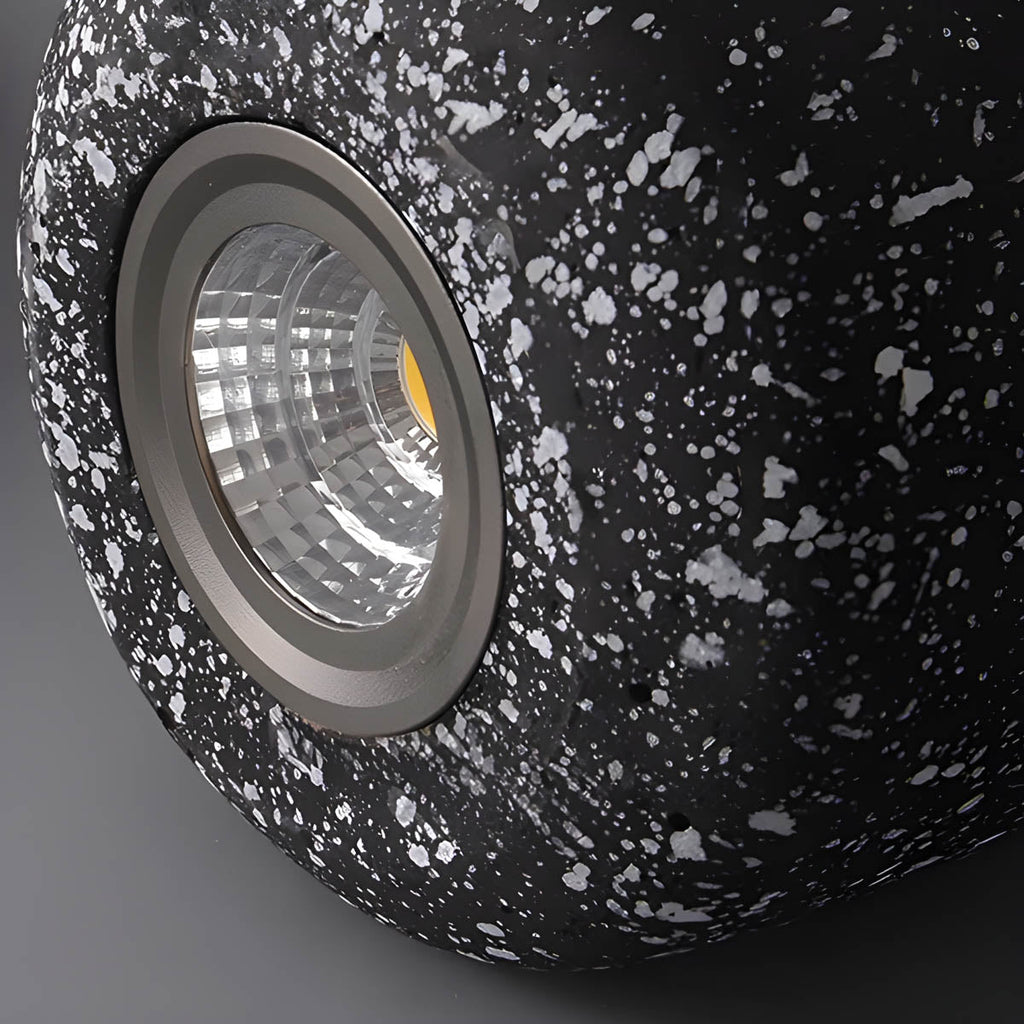 Lampa wisząca Averin z żelaza z wyrazistym industrialnym wykończeniem