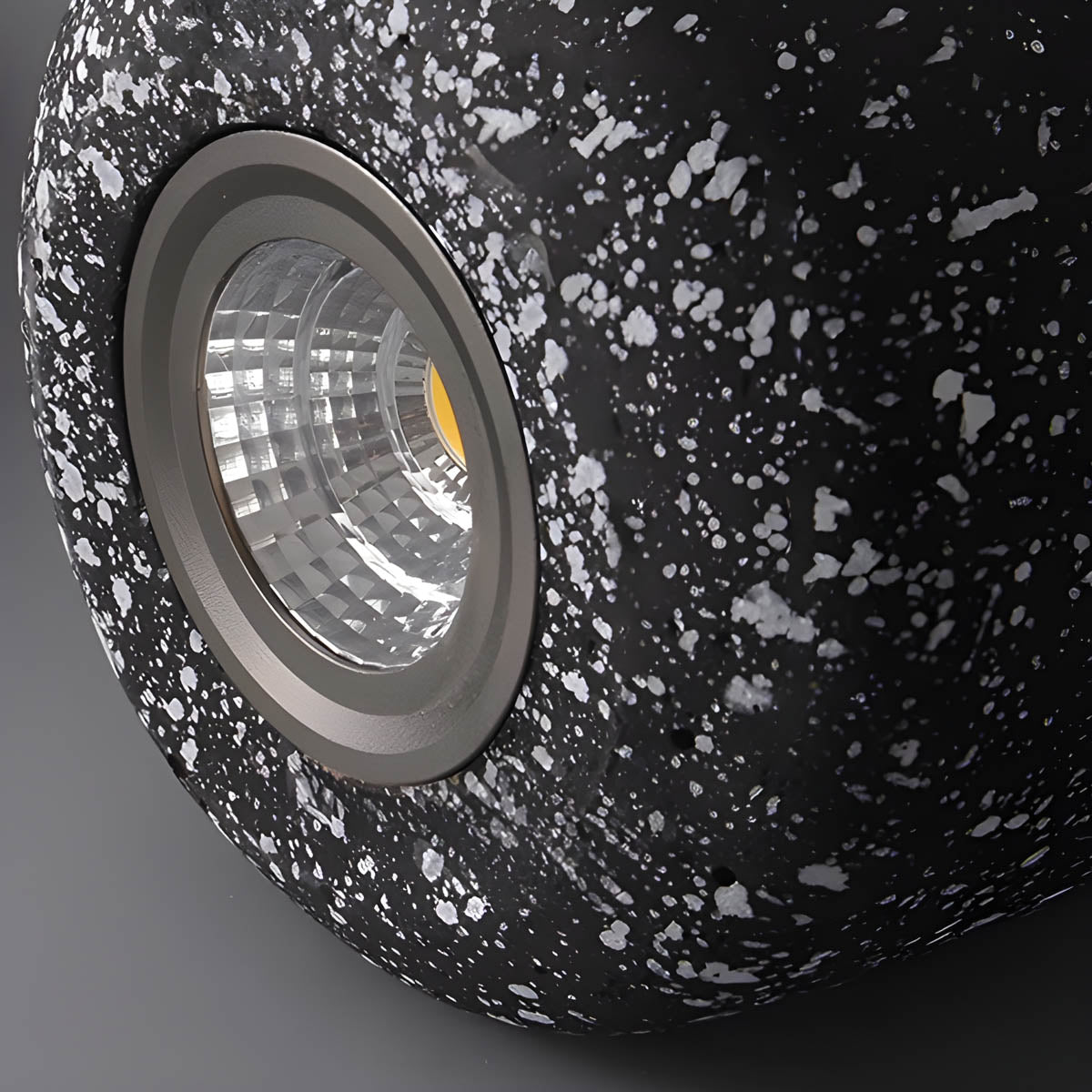 Lampa wisząca Averin z żelaza z wyrazistym industrialnym wykończeniem
