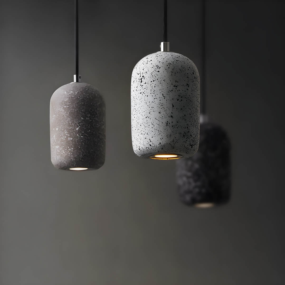 Lampa wisząca Averin z żelaza z wyrazistym industrialnym wykończeniem