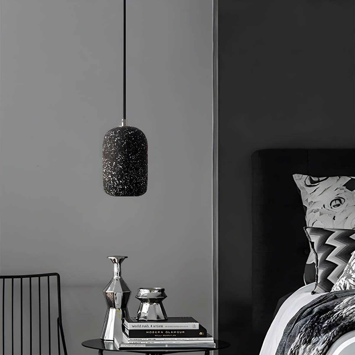 Lampa wisząca Averin z żelaza z wyrazistym industrialnym wykończeniem