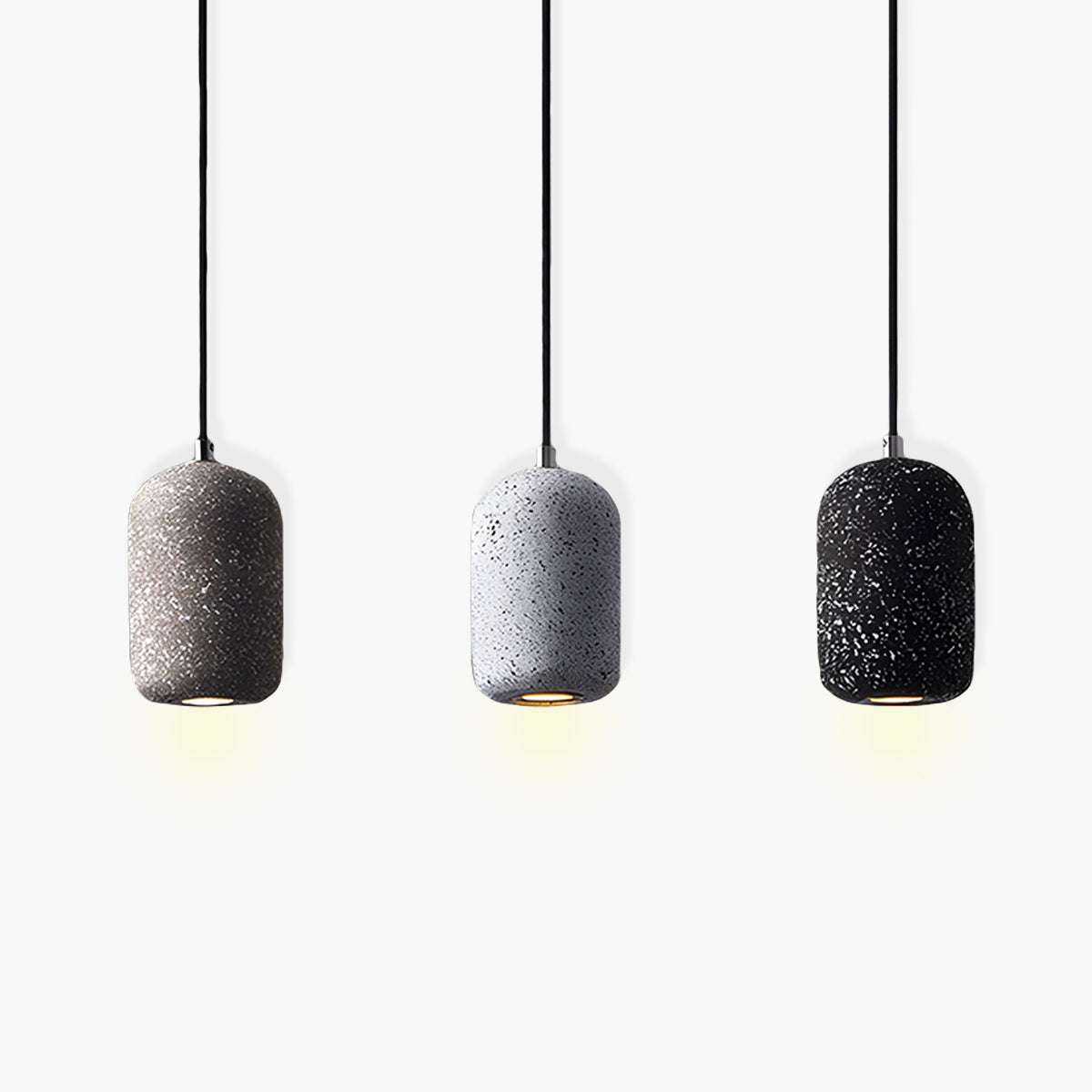 Lampa wisząca Averin z żelaza z wyrazistym industrialnym wykończeniem