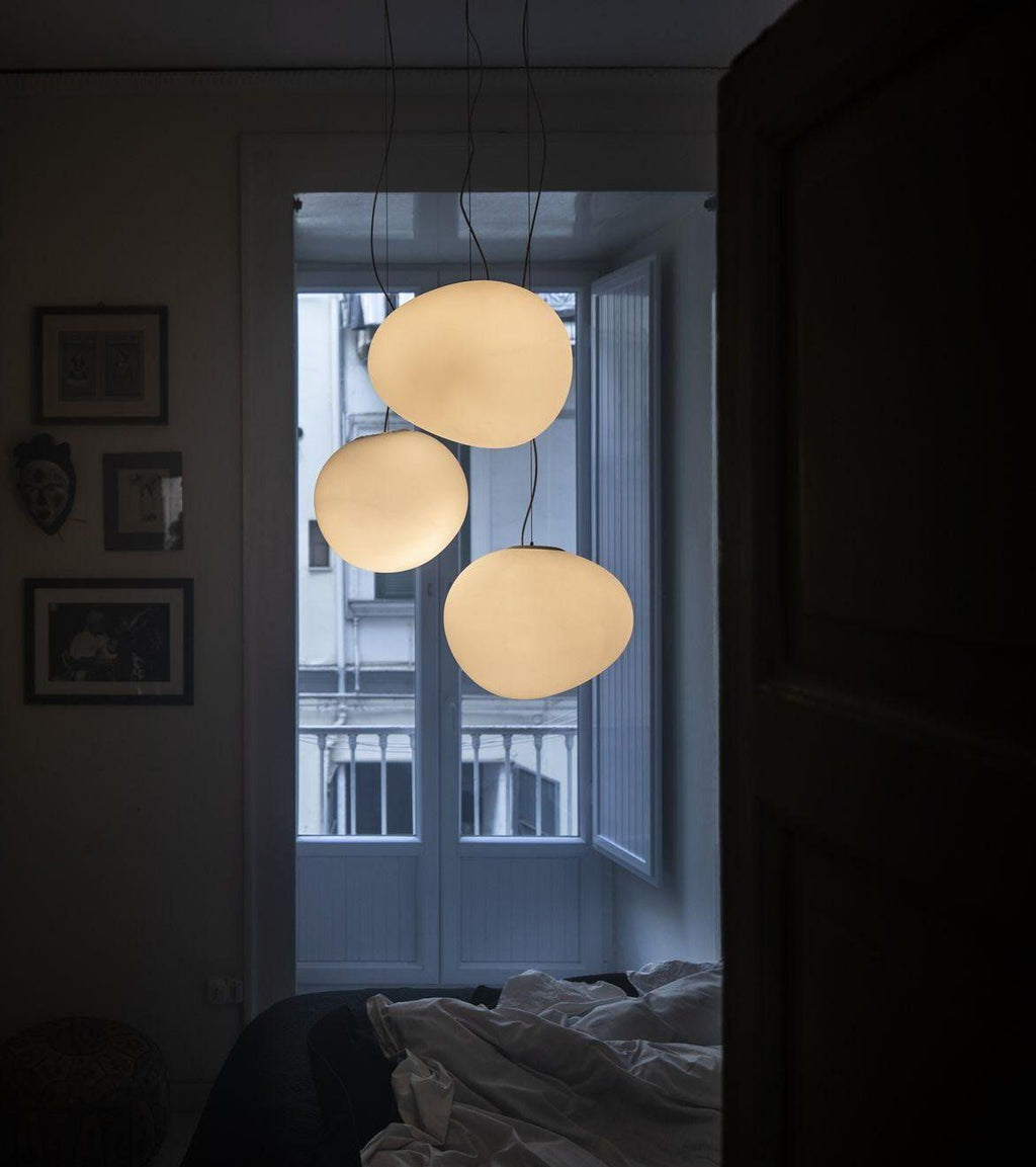 Lampa wisząca Caelia ze szkła dmuchanego ręcznie o organicznych, poetyckich kształtach