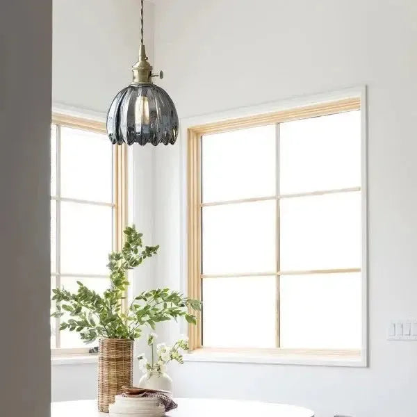 PetalGlow Bloom Glas-Hängeleuchte mit mattierten Blütenblättern