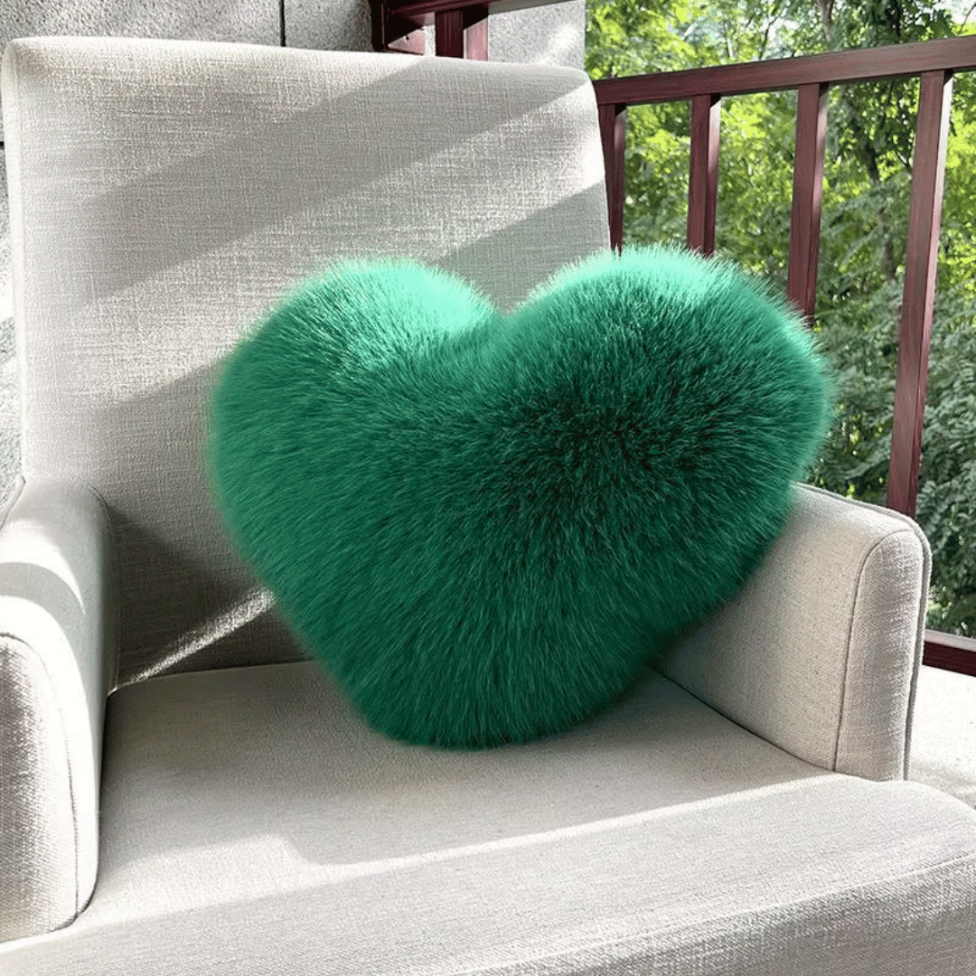 بالشتک نرم قلبی CuddleNest با خز مصنوعی برای فضاهای گرم و مدرن