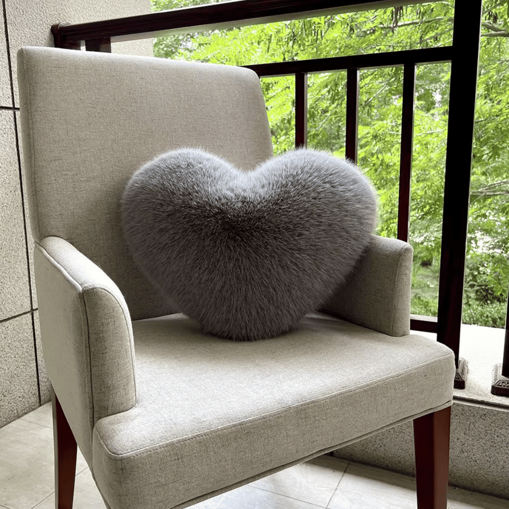 بالشتک نرم قلبی CuddleNest با خز مصنوعی برای فضاهای گرم و مدرن