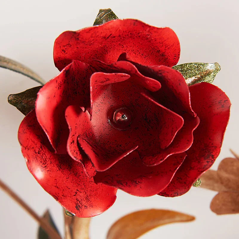 Aurea Rosette Guldloftlampe med Rød Glasrose Accent