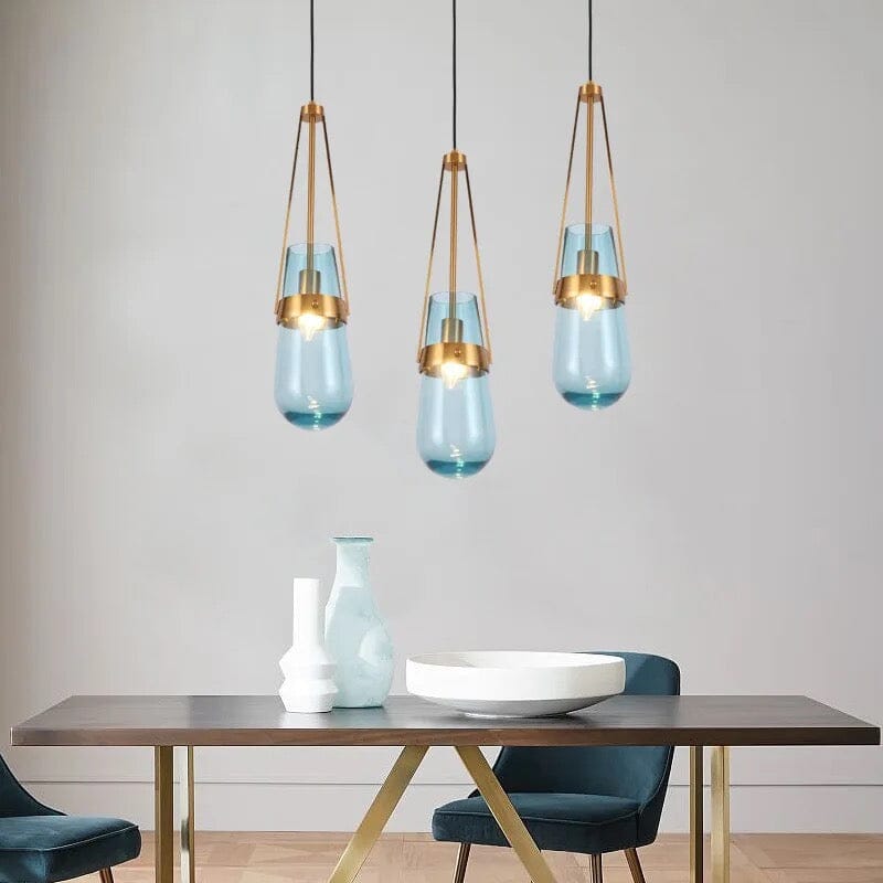 Závěsná skleněná lampa Caelara nebesky modrá s mosaznými doplňky