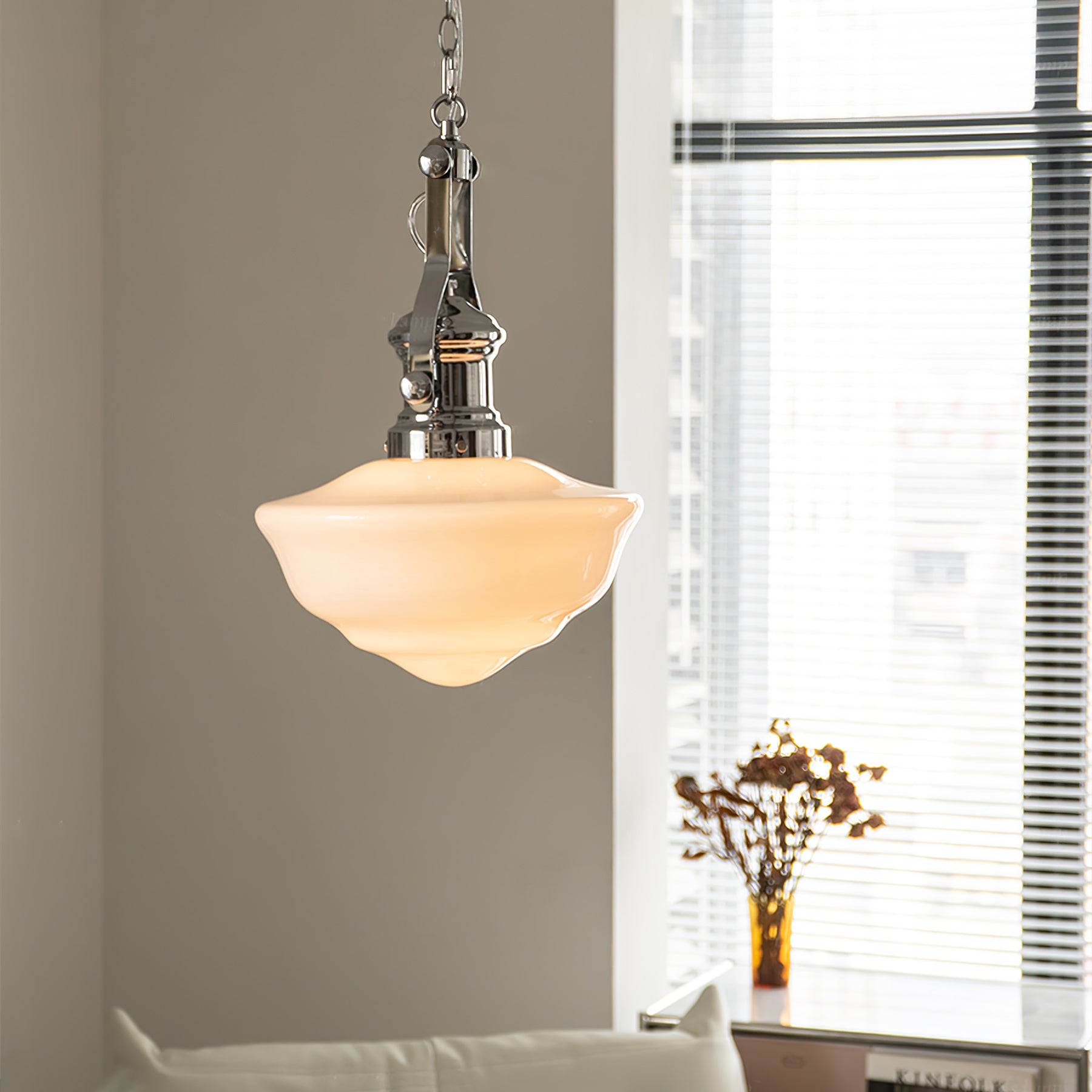 NovaLume glazen en metalen hanglamp in moderne schoolhuisstijl