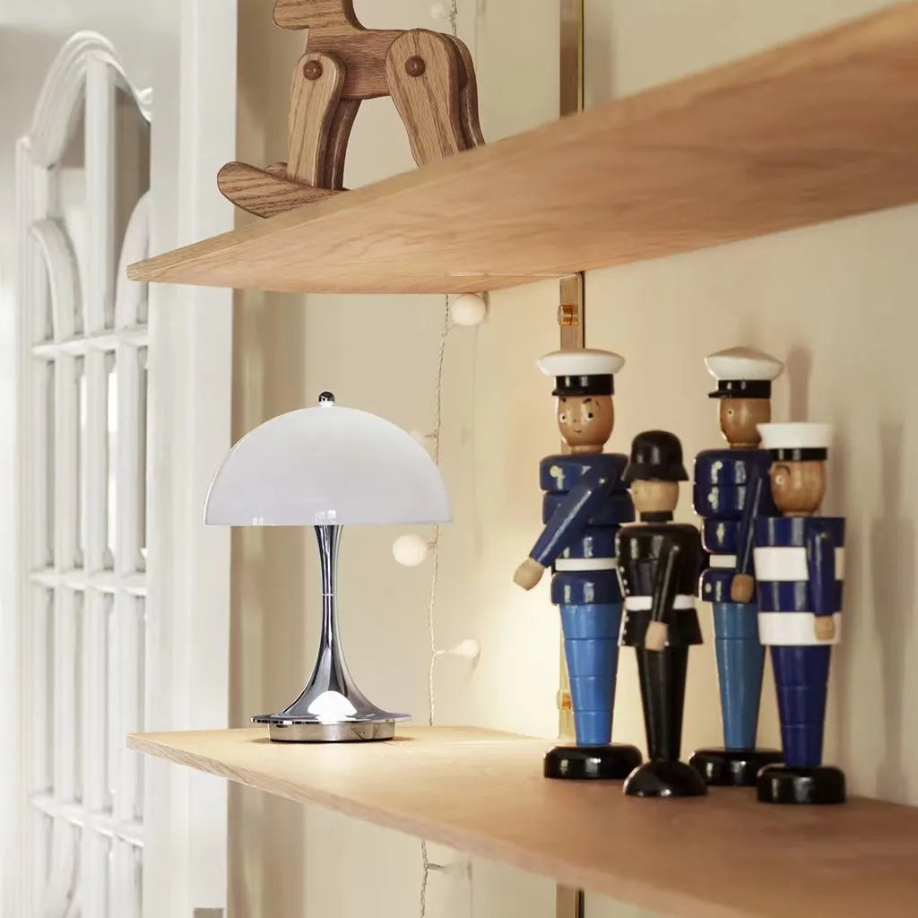 Lampka stołowa NyraLume z eleganckim światłem, z możliwością ładowania