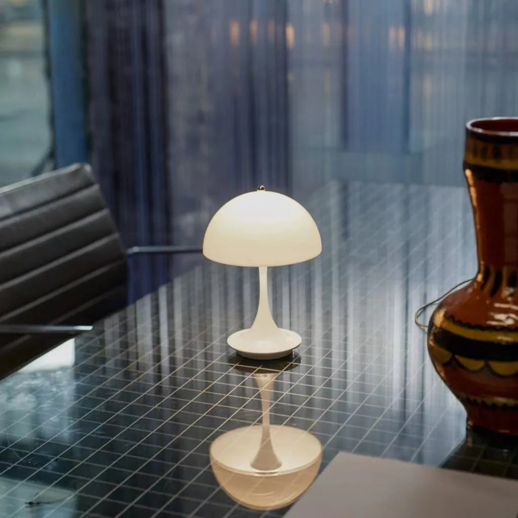 Lampka stołowa NyraLume z eleganckim światłem, z możliwością ładowania