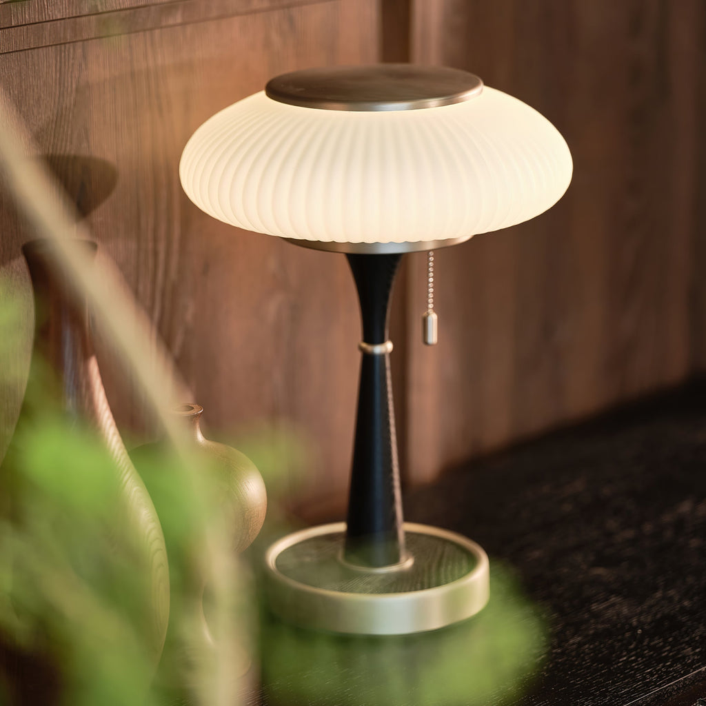 Lampada da tavolo Nivara a forma di fungo, stile moderno minimalista