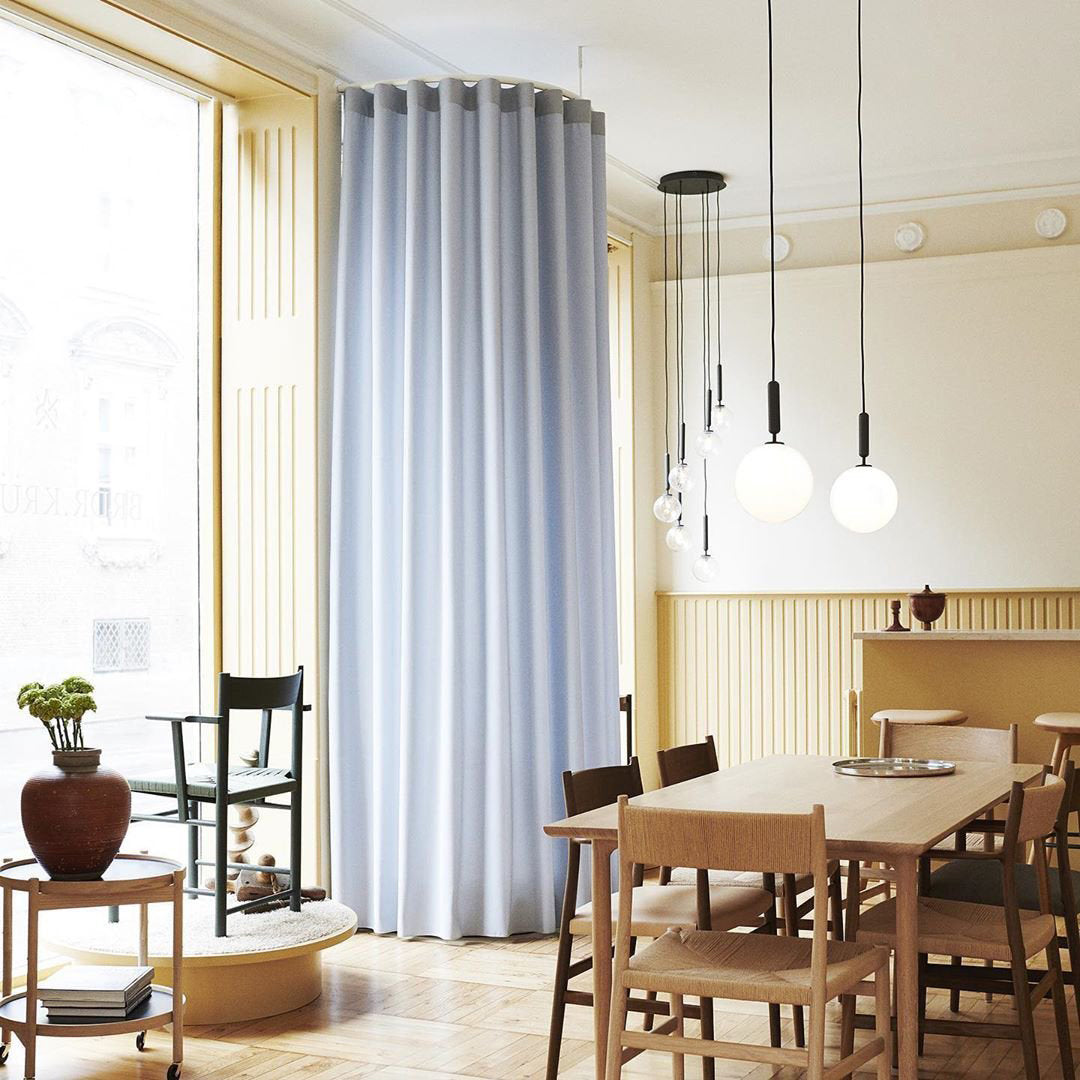 Minimalistyczna lampa wisząca Arcora Clear Glass do stołów jadalnych
