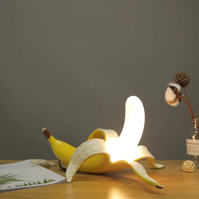 Bananova moderní stolní lampa Banán pro hravé interiéry